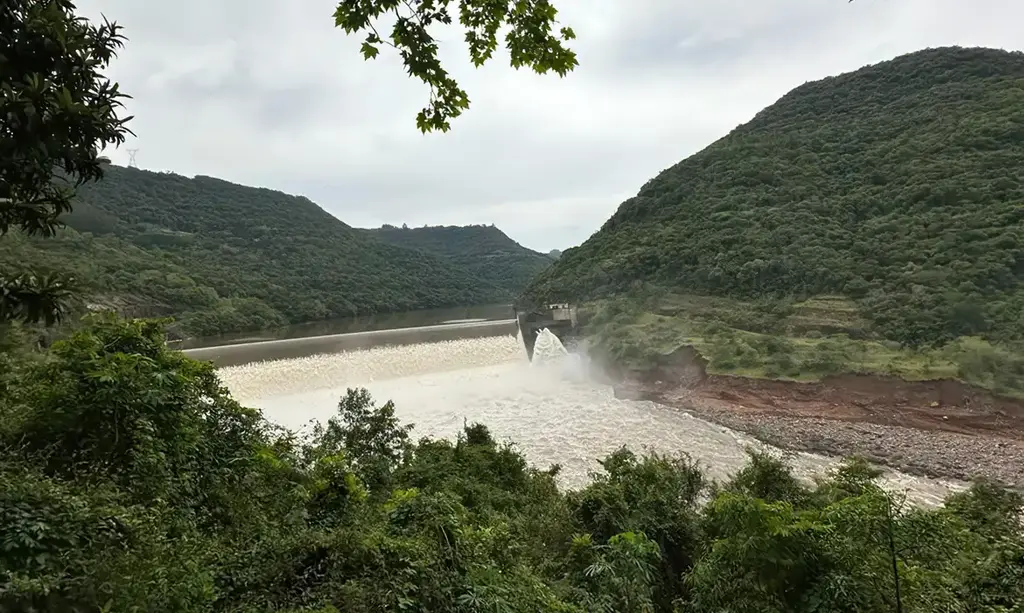 Em meio ao desastre climático que atinge o estado, o Rio Grande do Sul permanece com duas barrage - 