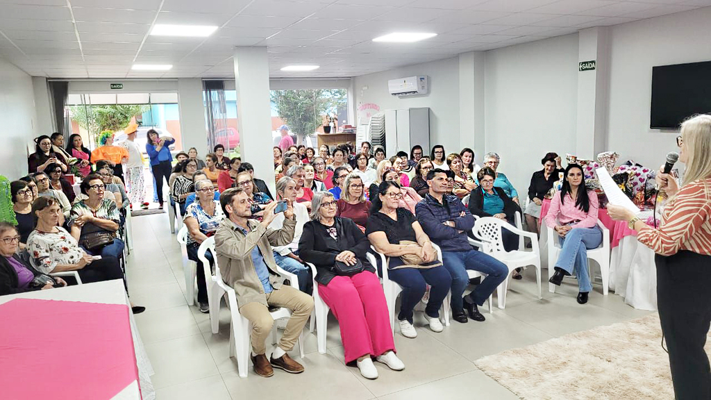  Centro de Acolhimento do Idoso de Ouro promoveu homenagem especial ao Dia das Mães