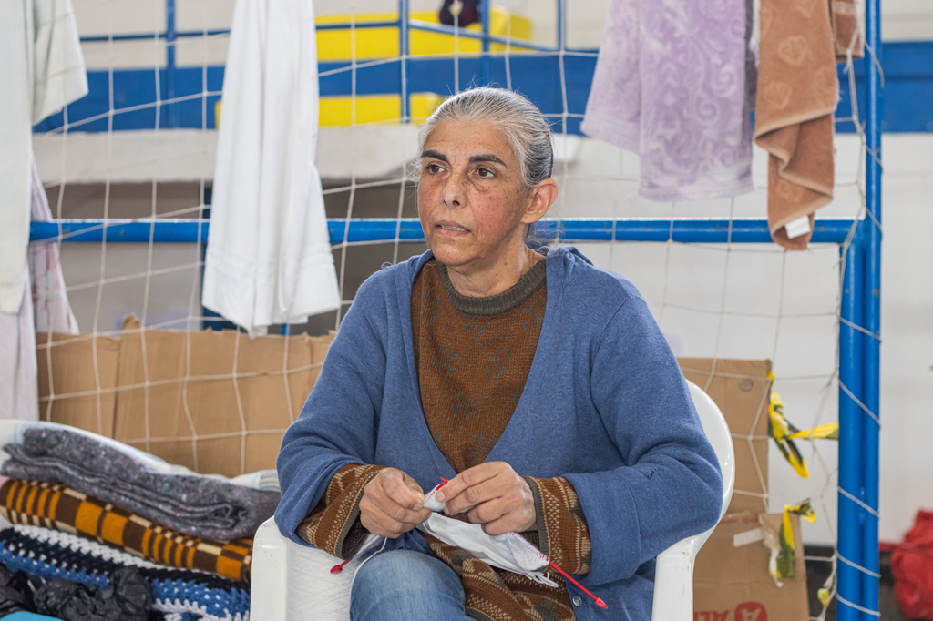 Foto: Volmer Perez - O tricô ajuda Giselda a passar as horas no abrigo