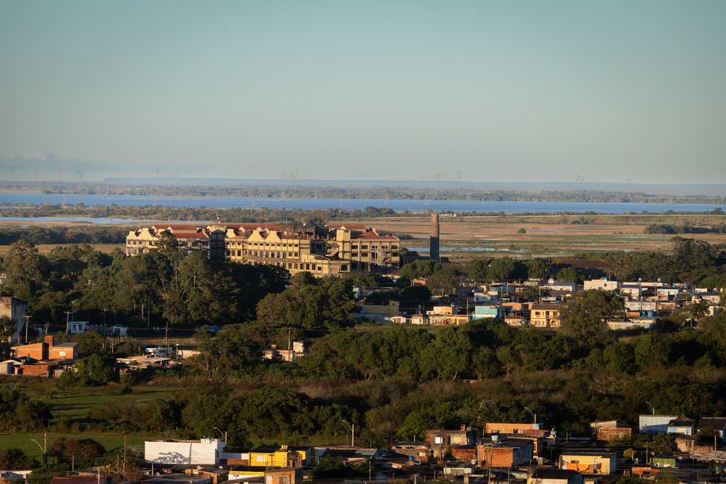 Jô Folha - DP - Campus Anglo (ao fundo) fica às margens do canal São Gonçalo