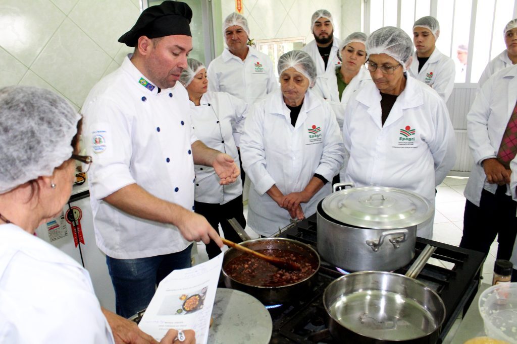 Oficinas de gastronomia promovem os produtos de origem regional