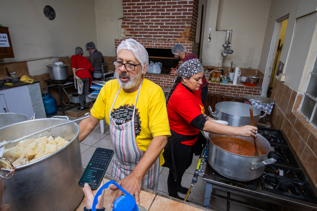 Em sete dias de atividades, cozinha solidária distribuiu mais de quatro mil marmitas