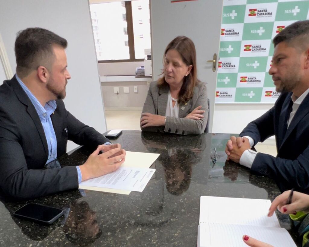 Lucas Neves e Carmen Zanotto discutem o tratamento dos dependentes químicos em SC