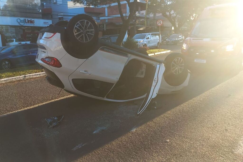 título imagem Motorista perde controle, colide com viatura da Polícia Civil e capota em avenida de Santa Maria