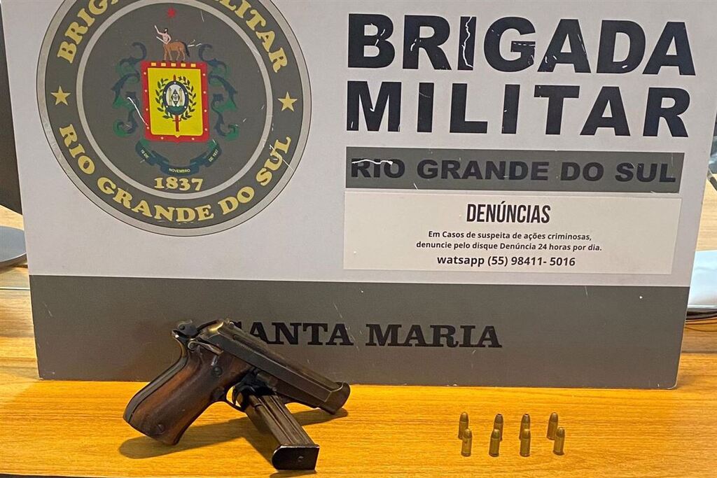 Foto: Brigada Militar - Pistola Beretta 765 e oto munições foram apreendidas pela Brigada Militar