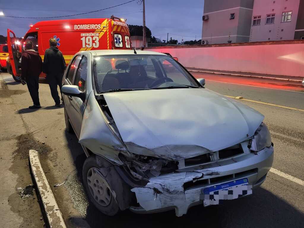 Colisão lateral entre Fiat Palio e Fiat Stilo deixa dois feridos em Canoinhas