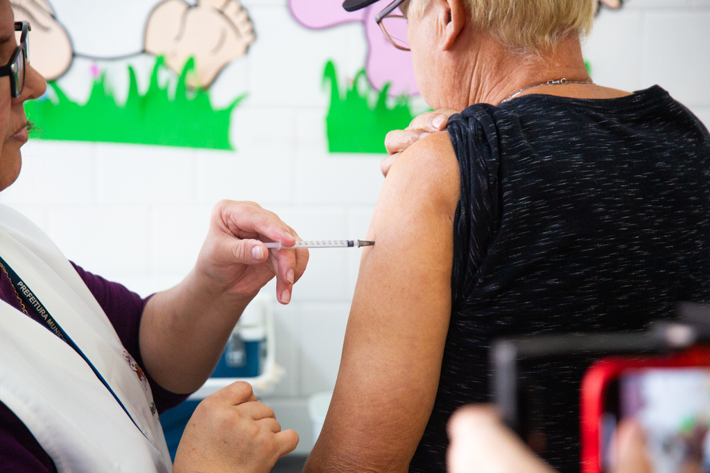 Vacina contra gripe é estendida à população acolhida em abrigos