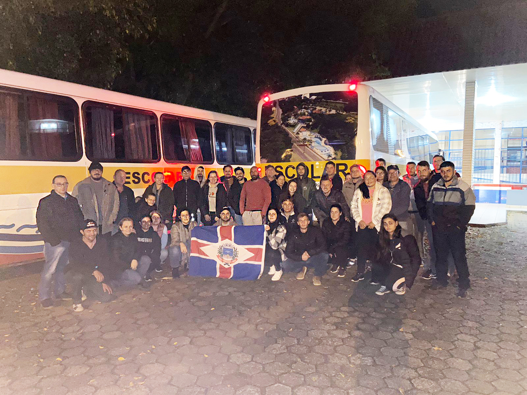 Ônibus de Piratuba com 39 voluntários esteve no município de Roca Sales-RS
