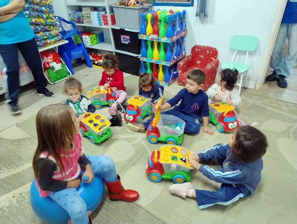 MATERIAIS ESCOLARES ESTÃO SENDO ENTREGUES PARA ALUNOS DAS ESCOLAS DE EDUCAÇÃO INFANTIL
