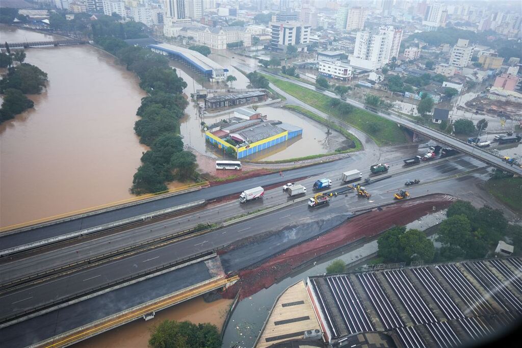 Abertura de comporta pode facilitar escoamento de água no centro de Porto Alegre