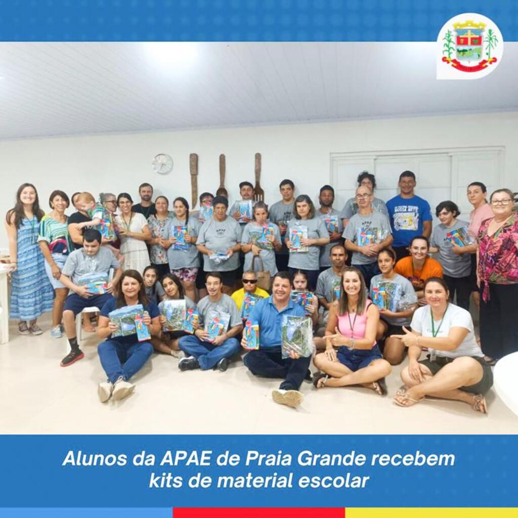ALUNOS DA APAE DE PRAIA GRANDE RECEBEM KITS DE MATERIAL ESCOLAR