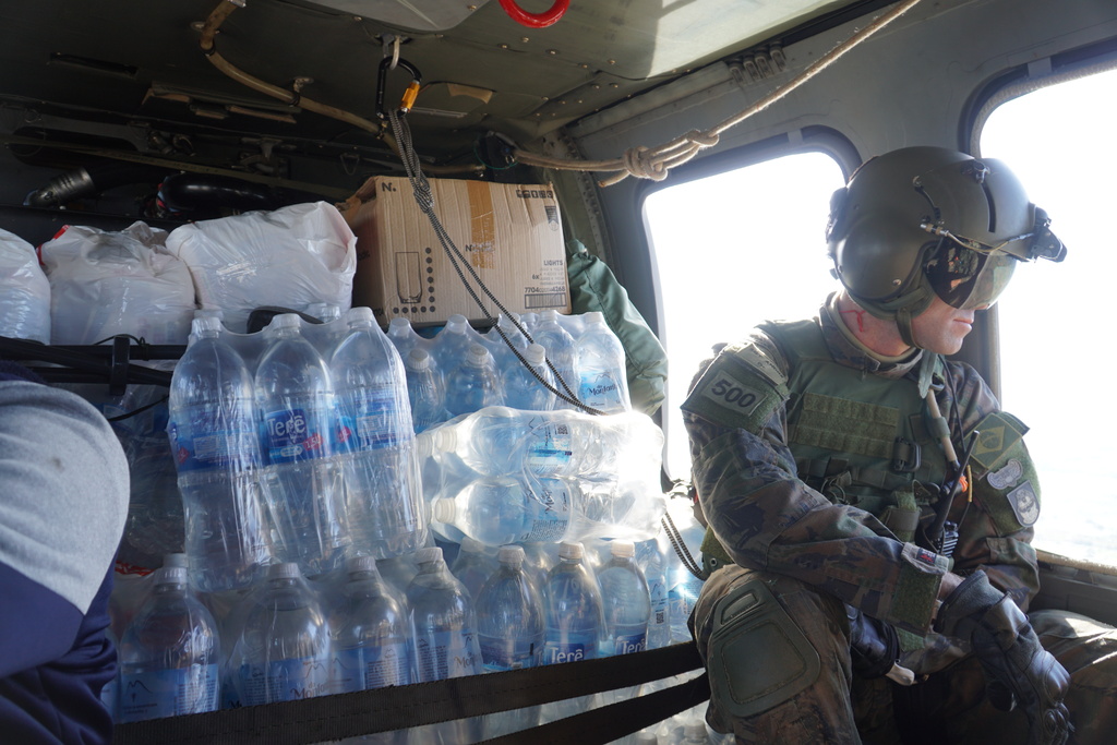 título imagem Em helicóptero com doações, reportagem do Diário acompanha missão da Força Aérea na região