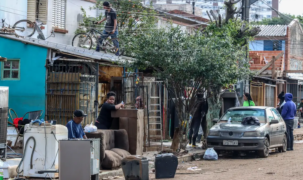 Baixa do Guaíba revela destruição e prejuízo em Porto Alegre