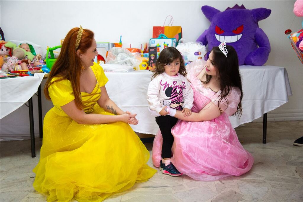 Galeria de imagens: Para recepcionar a criançada, as atrizes Bruna Lima (à esq.) e Camila Marques se transformaram em princesas