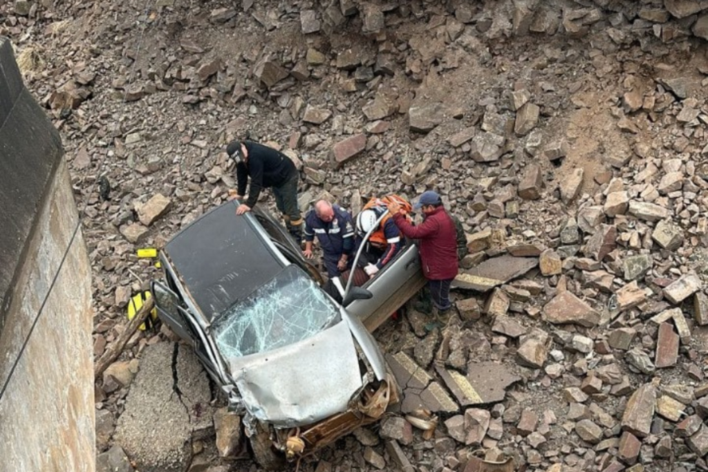 Carro cai dentro de cratera aberta pelas enchentes em trecho da ERS-348, em Dona Francisca