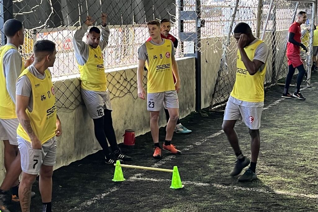 Foto: Gilson Alves - Grupo de jogadores do Alvirrubro tem treinado em quadras cobertas