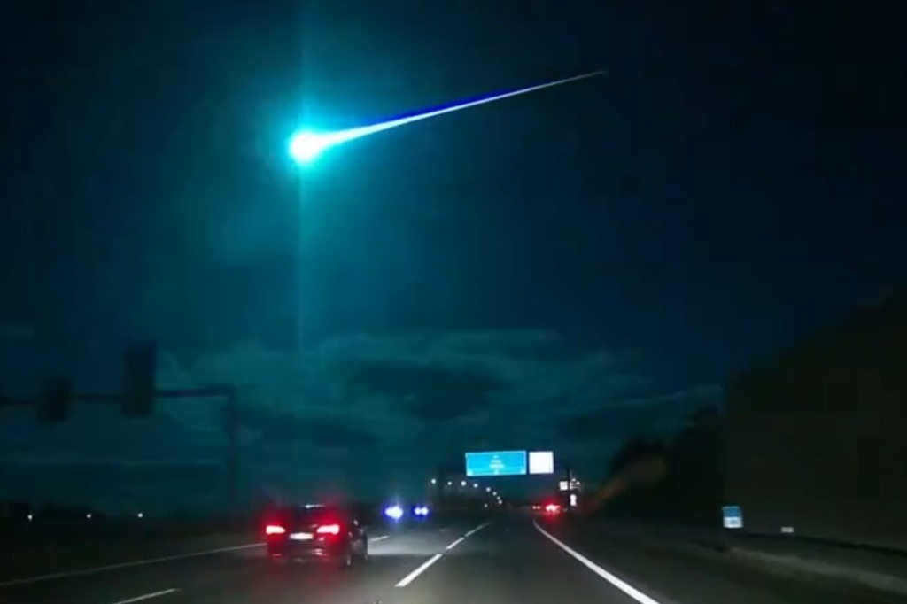 (Imagem reprodução redes sociais) - Fragmento de cometa ilumina o céu na Espanha e Portugal; confira o vídeo