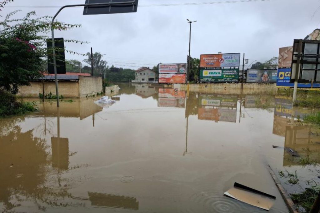 Chuva em SC afeta 20 municípios, deixa cidade em emergência e mais de 600 desabrigados