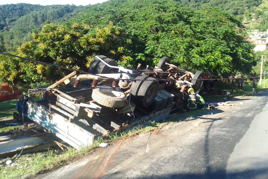 Caminhão da CELESC tomba após se chocar contra poste em Garopaba