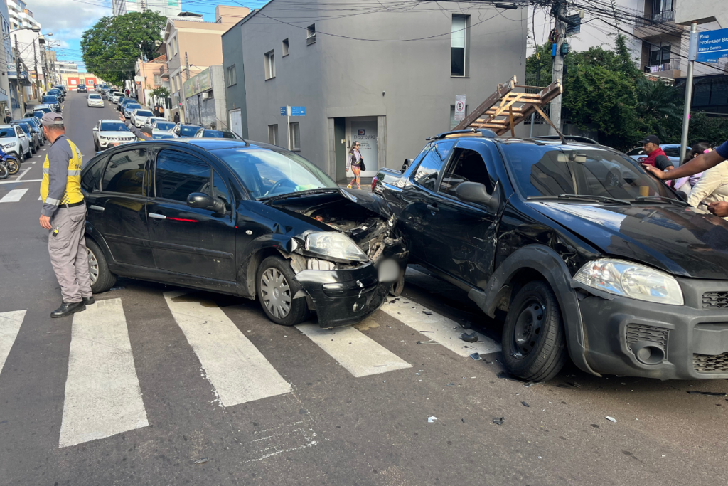 título imagem Colisão entre dois veículos causa lentidão no trânsito no centro de Santa Maria