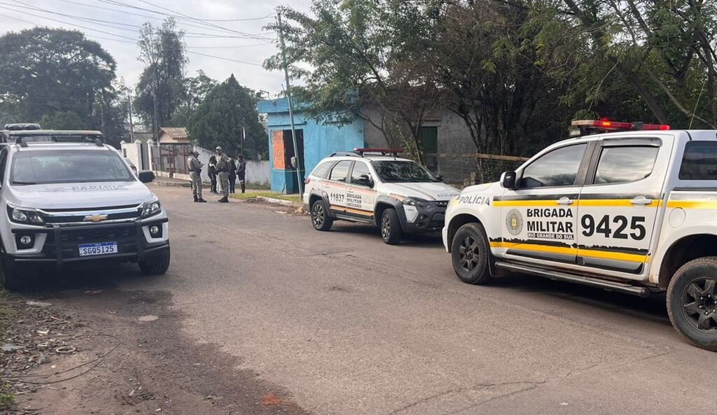 Foto: Rafael Menezes (Bei) - Homem de 35 anos foi morto a tiros em sua residência no sábado, no Bairro Noal. Crime aconteceu na frente da mulher e dos filhos