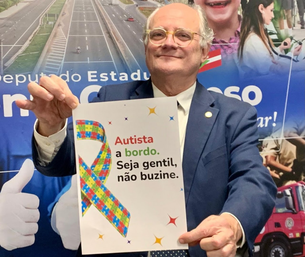 Seja gentil, não buzine: projeto identifica veículo que transporta pessoa autista