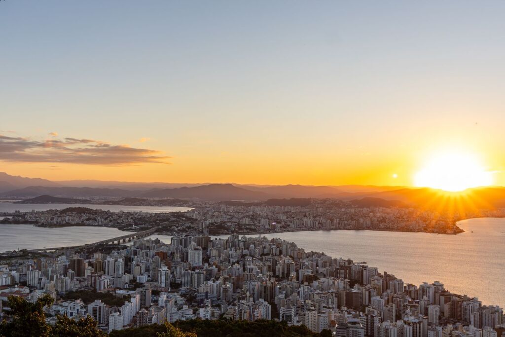 Semana começa em Santa Catarina com tempo firme e termina com chuva e frio