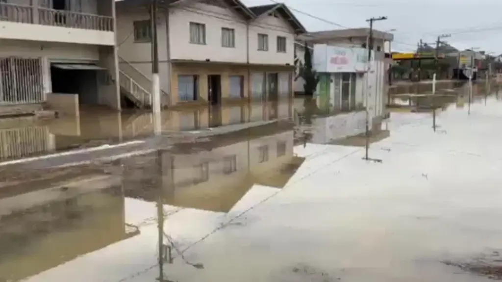 Enchente não cede em Rio do Oeste mesmo sem chuva há dois dias