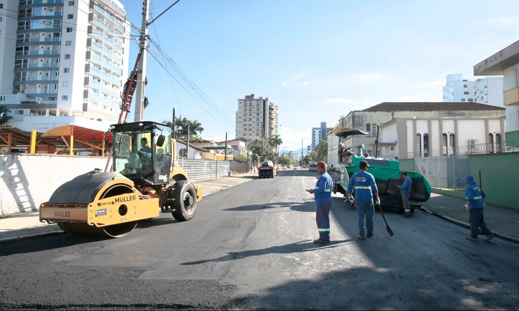 Remoção de fiação elétrica pra prossegue nesta terça-feira na rua Procópio Gomes