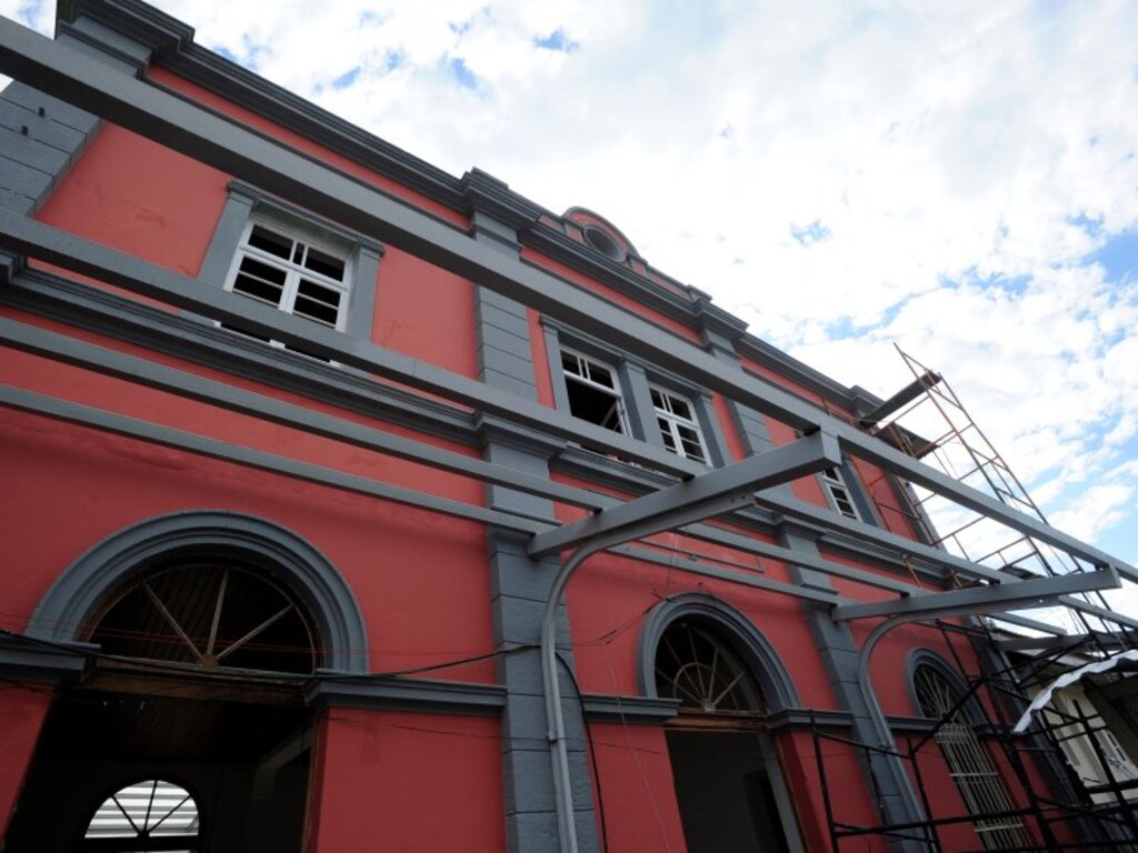 Em etapa da revitalização, fachada da Gare da Viação Férrea começa a ser pintada
