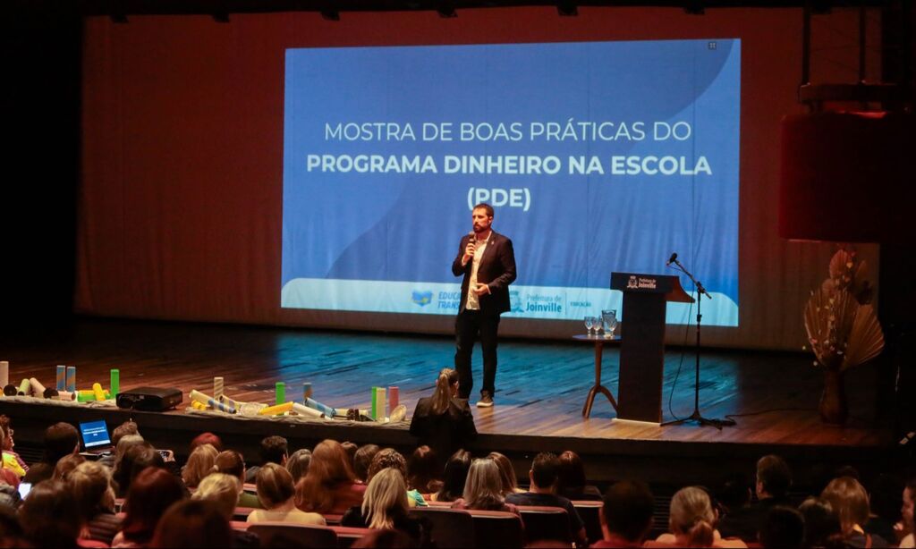 Rede Municipal de Ensino de Joinville celebra um ano do Programa Dinheiro na Escola com Mostra de Boas Práticas