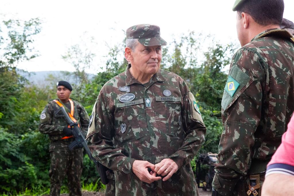 Foto: Beto Albert (Diário) - O comandante do Exército, general Tomás Paiva cumpre agenda no Rio Grande do Sul