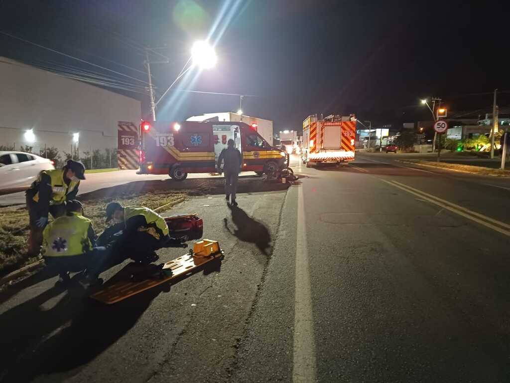 Motociclista fica ferido após colisão com carro na BR-470, em Rio do Sul