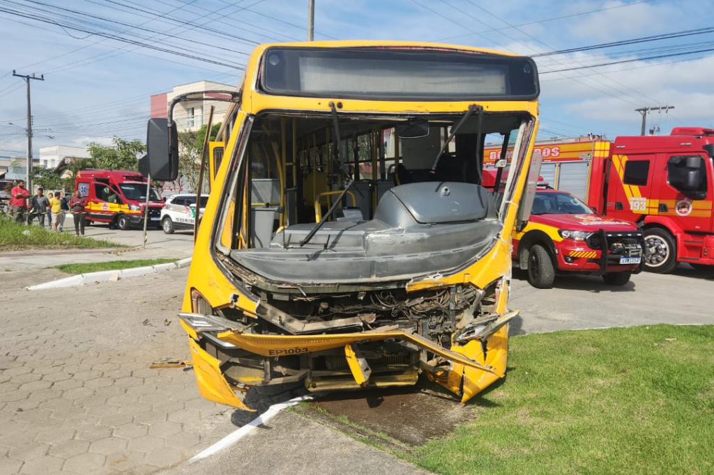 10 crianças ficam feridas em acidente entre ônibus escolares; confira o vídeo do acidente