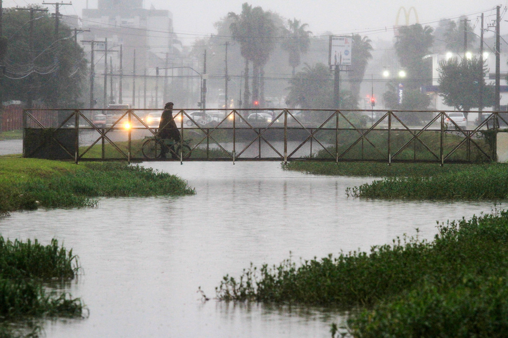 Em meio à inundação, chuva de granizo e vento forte em Pelotas