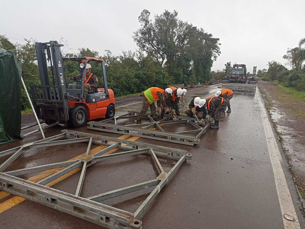 Mesmo com chuva, Exército segue com montagem de ponte móvel entre Santa Maria e Quarta Colônia