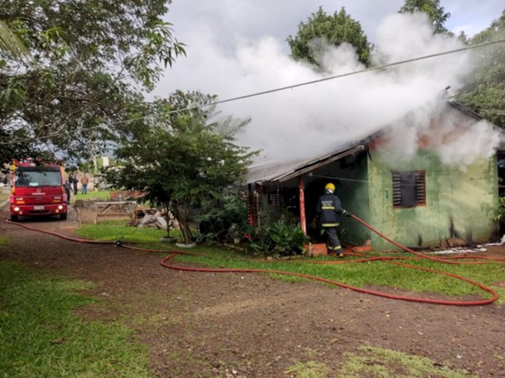 Incêndio destrói residência