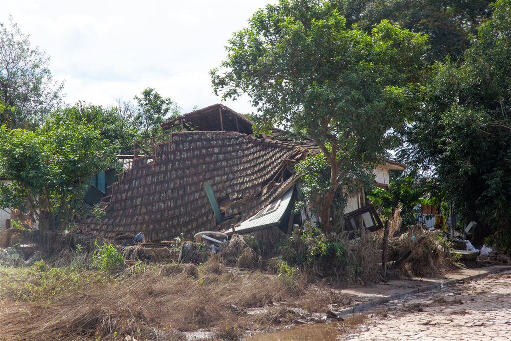 Foto: Beto Albert (Diário) - Registros de uma casa destruída após as chuvas que iniciaram no final de abril.