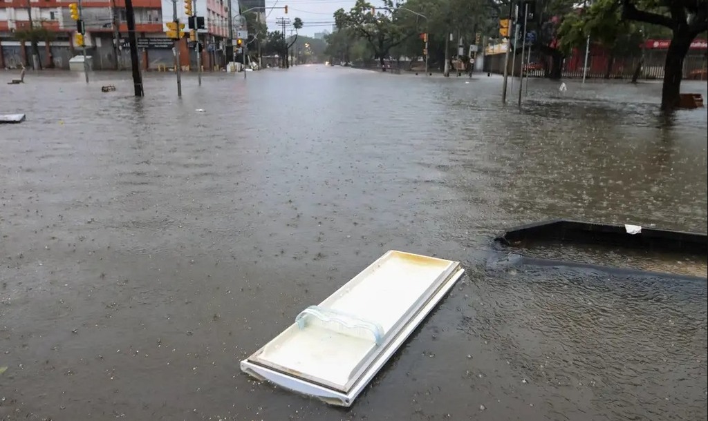 Chuva intensa causa novos alagamentos em Porto Alegre