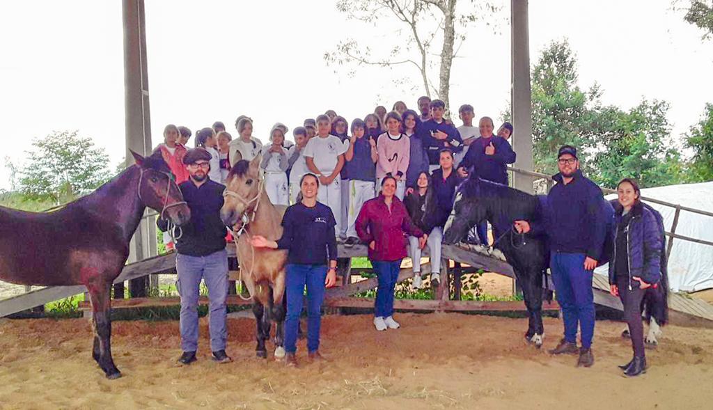 JOVENS DO SCFV VISITAM CENTRO DE EQUOTERAPIA EM SÃO JOÃO DO SUL