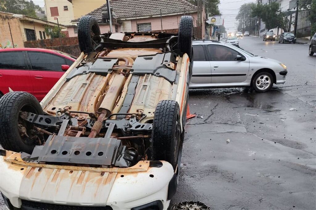 Motorista foge após colidir com Fiat Uno, que atropelou pedestre e capotou em Santa Maria