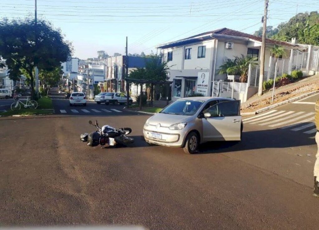 Colisão resulta em danos materiais