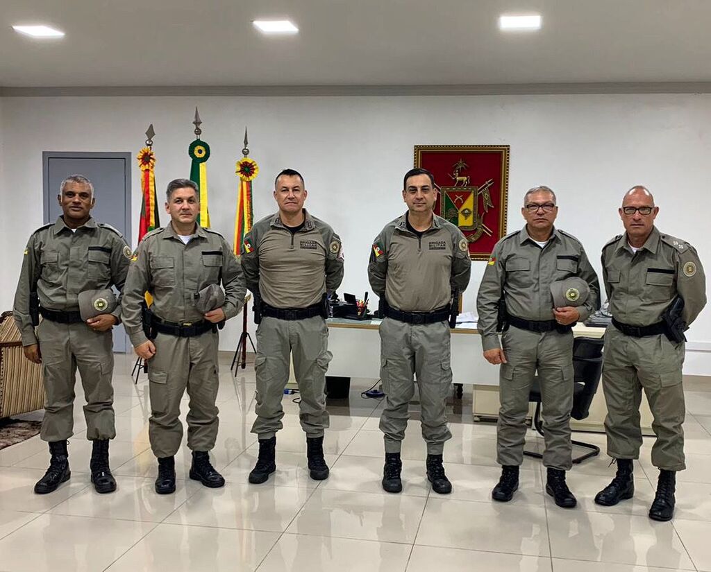 título imagem Policiais militares da reserva que atuaram em operações de resgate em Santa Maria são recebidos no 1º RPMon