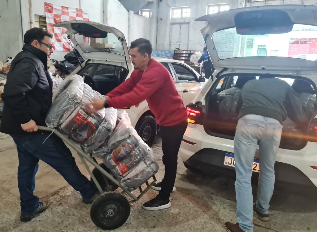 Unimed Pelotas/RS doa 400 cobertores para famílias de Pelotas atingidas pela enchente