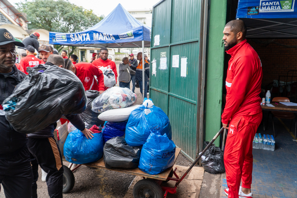 Diretoria, jogadores e torcedores do Inter-SM se unem para entregar donativos aos afetados pelas enchentes em Santa Maria