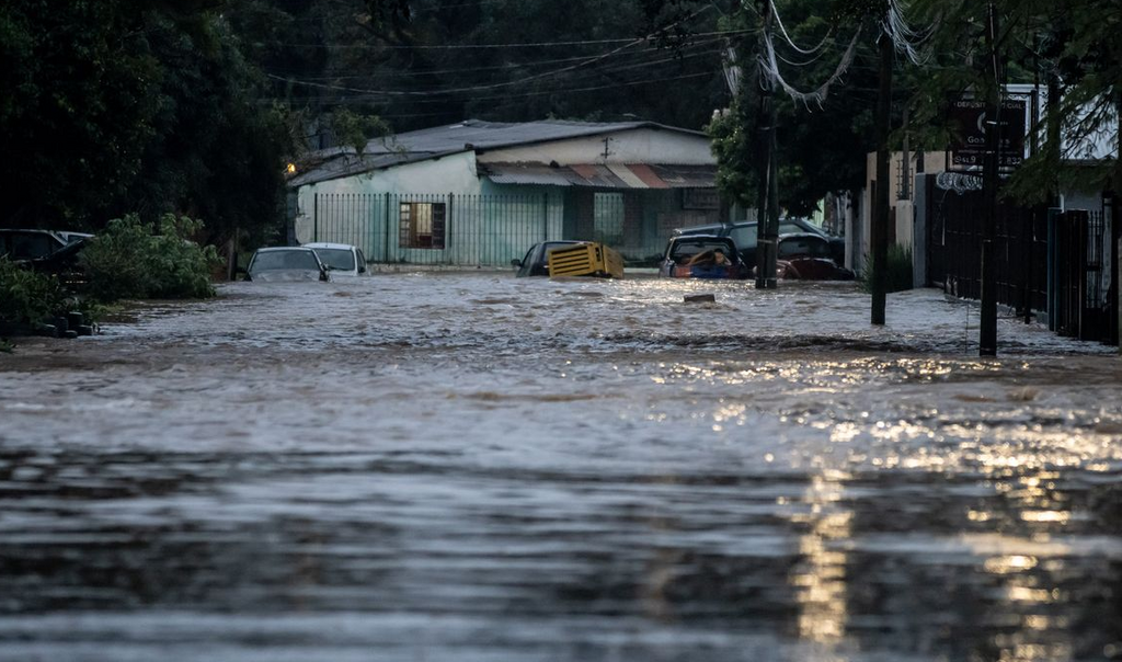 Rafa Neddermeyer - Agência Brasil - Os serviços meteorológicos ainda preveem novas chuvas no Estado, com possível queda de granizo, geadas e ventos fortes.