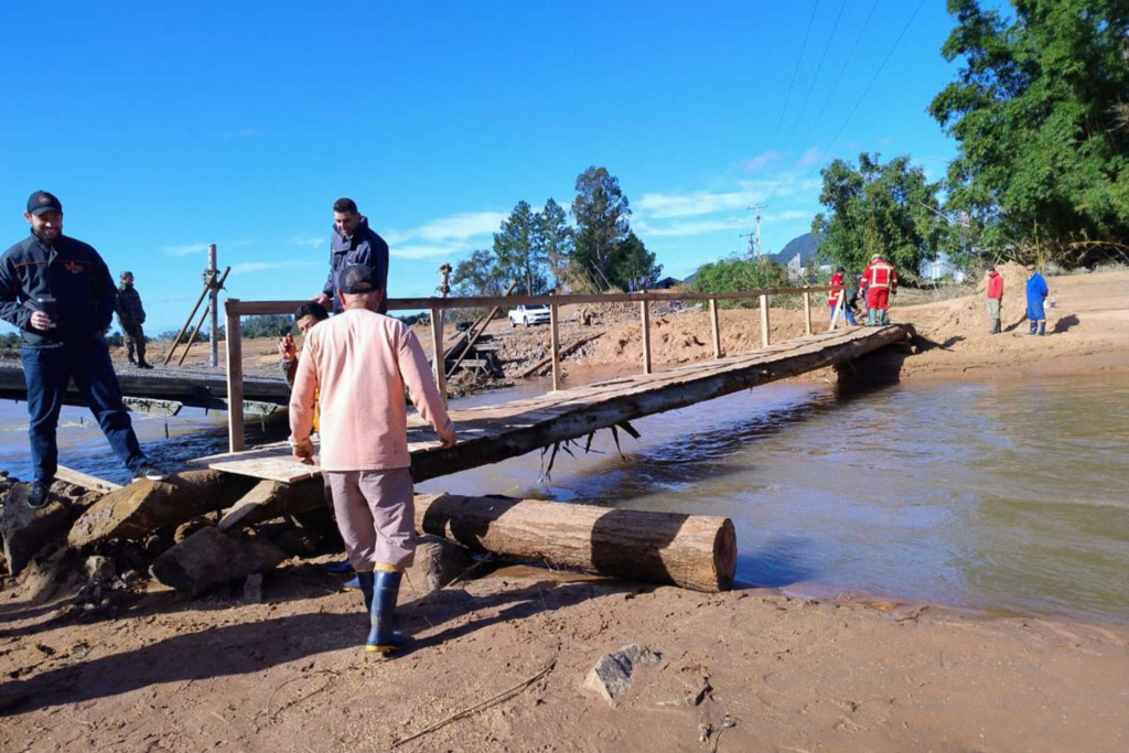 Comunidade constrói ponte para pedestre após danos consecutivos no acesso entre Faxinal do Soturno e Ivorá