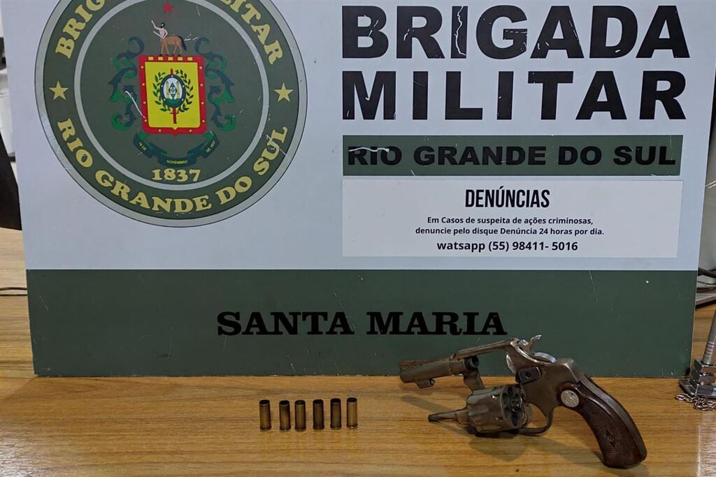 Foto: Brigada Militar - Revólver calibre 32 com seis munições deflagradas foi apreendido com o homem