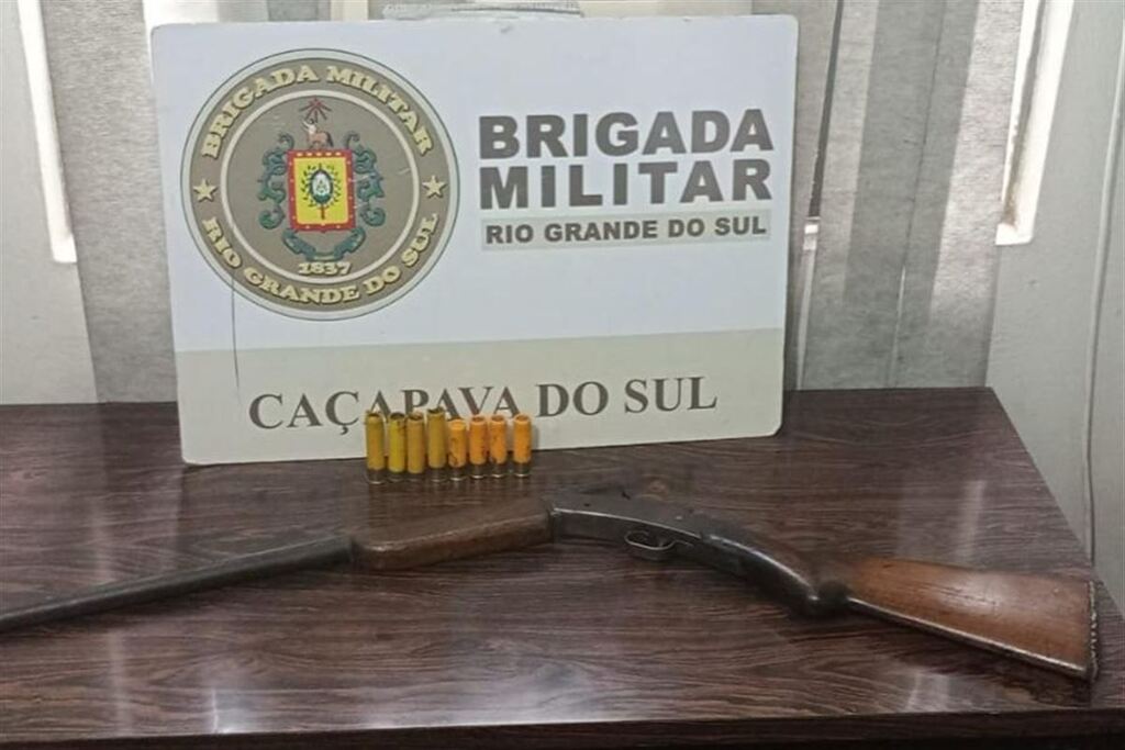 Foto: Brigada Militar - Uma espingarda marca CBC calibre 20 e oito cartuchos do mesmo calibre, sendo quatro intactos e quatro recarregados foram apreendidos com o jovem