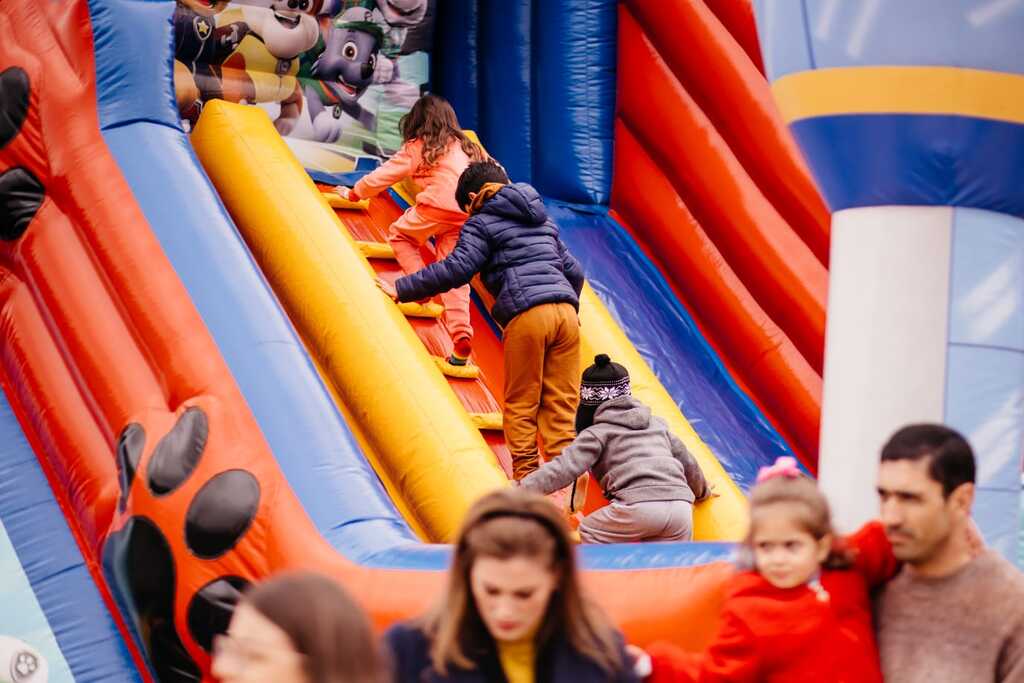 Famílias aproveitam a tarde de domingo para se divertir e visitar a Festa do Pinhão